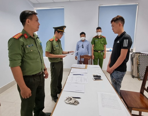 1 trong 14 đối tượng bị cơ quan ANĐT, Công an TP. Đà Nẵng tống đạt quyết định khởi tố.